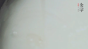 將浸泡了30分鐘的米放入電飯煲中，在水中加入半勺油。