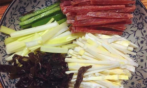 黑木耳泡發(fā)，黑木耳、韭黃、雷筍、青椒切成絲。