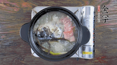 放豆腐、海鮮菇繼續中小火煮5分鐘。