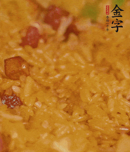 放一撮鹽、生抽少許，倒入炸好的芋頭。最后撒蔥花、蒜末翻炒均勻。