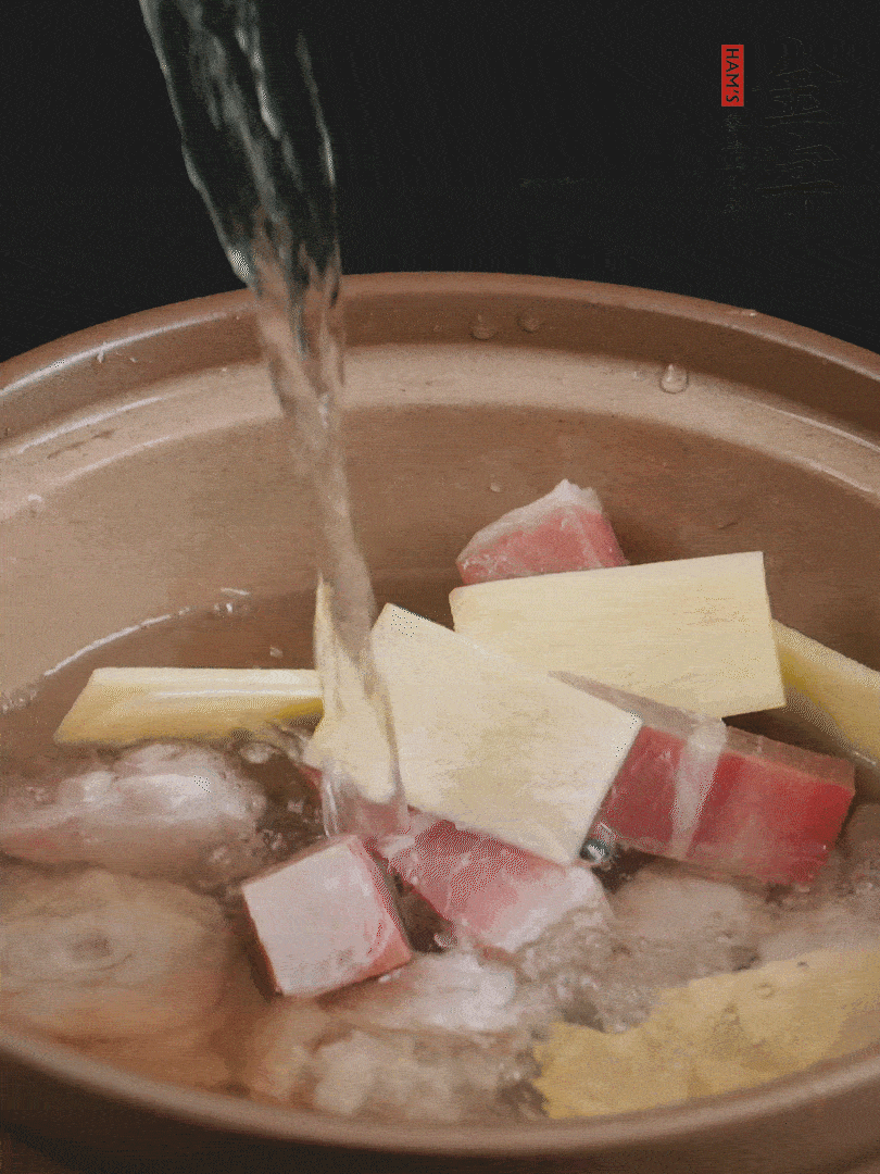 雞塊、火腿、姜片加適量料酒、清水燉80分鐘。