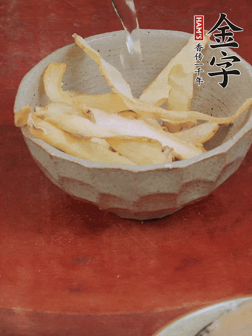 玉竹、花菇分別清水泡發(fā)。