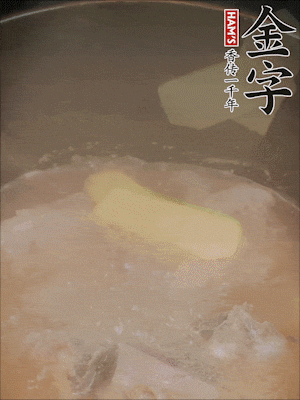 排骨洗凈，加生姜、黃酒焯水，溫水洗凈備用。
