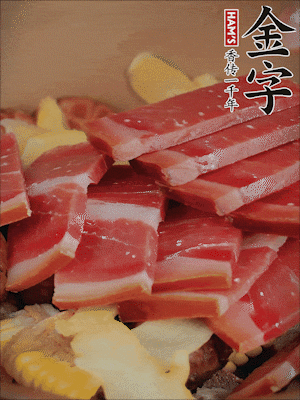 除鮑魚外的所有材料放進(jìn)鍋里，加清水、姜、黃酒，大火燒開，轉(zhuǎn)小火煲90分鐘。