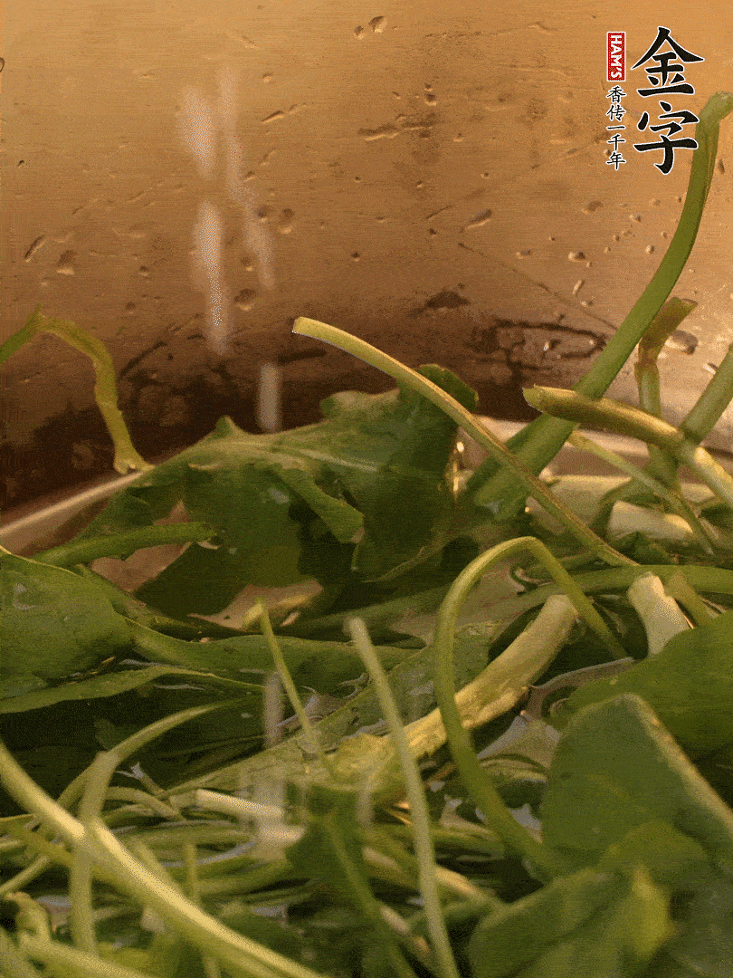薺菜去掉根部，加小蘇打、鹽熱水沸騰燙軟。