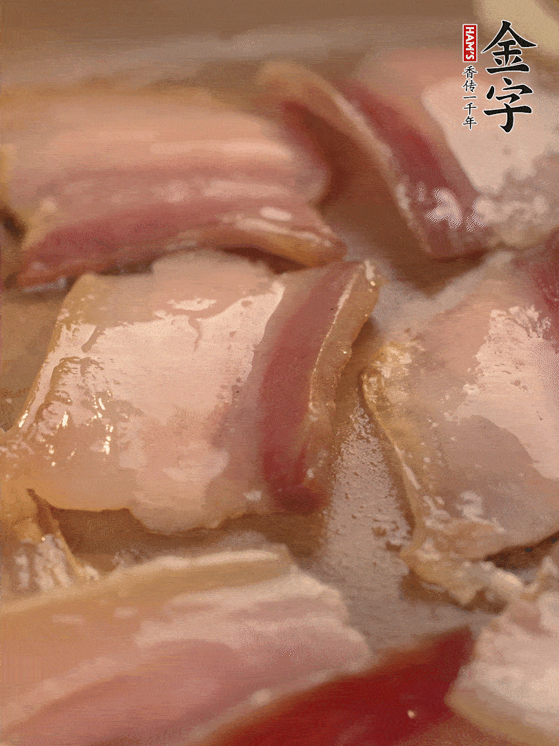 鍋中熱油煸香大蒜、咸肉。