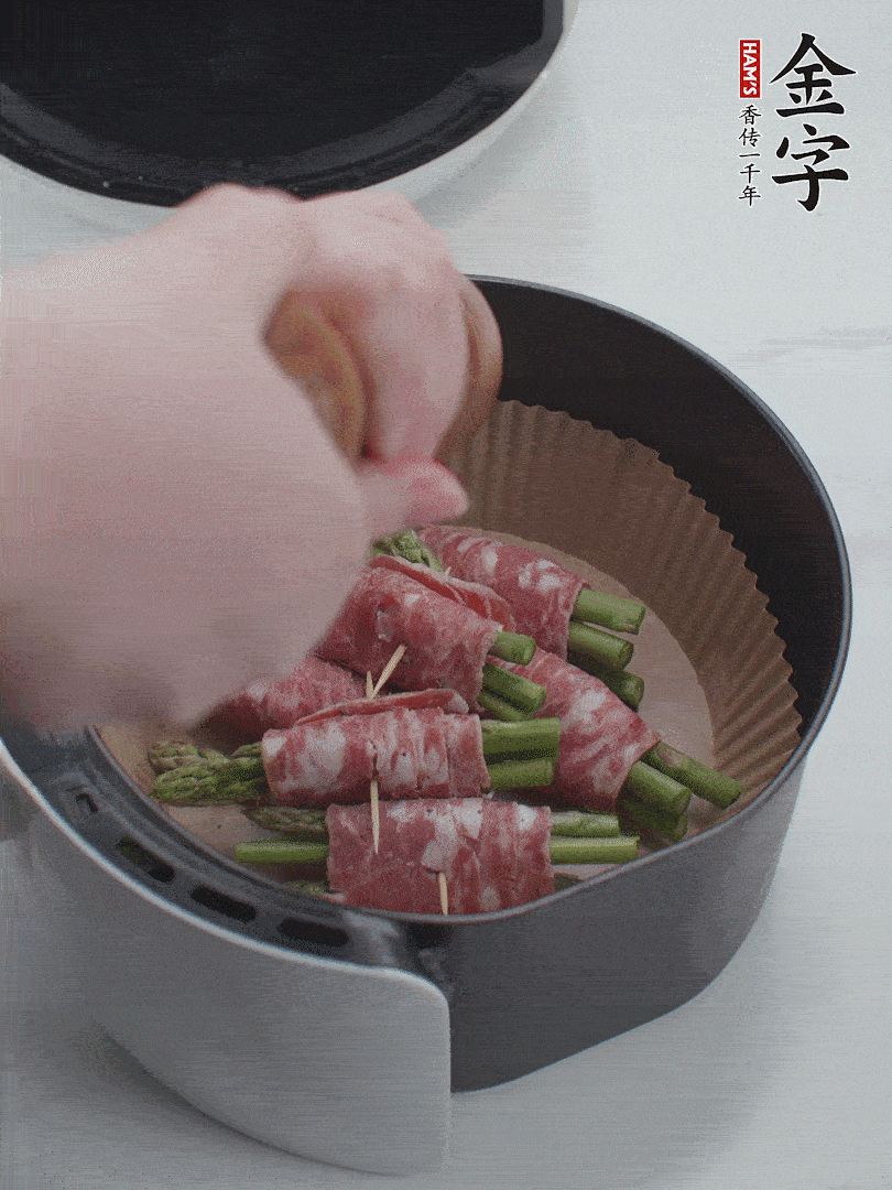 在培根卷上撒點(diǎn)黑胡椒碎。