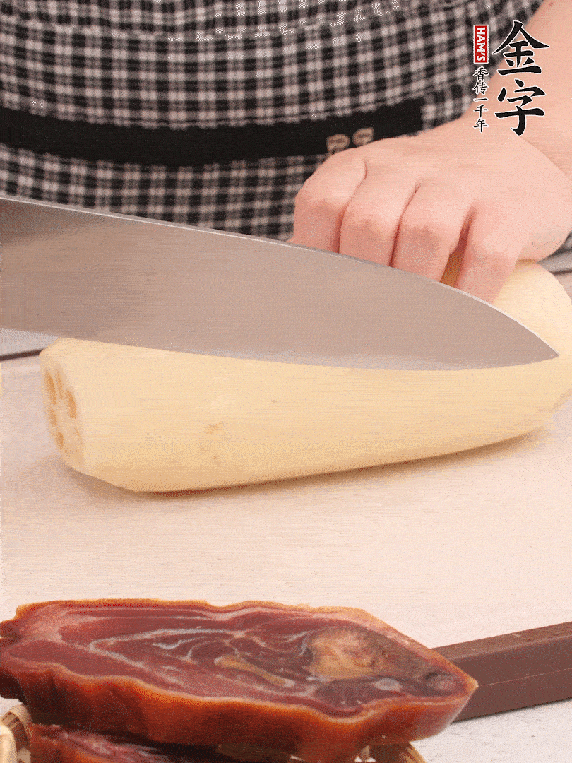 蓮藕削皮切塊。