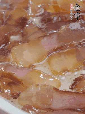 油5成熱，醬油肉煸香。