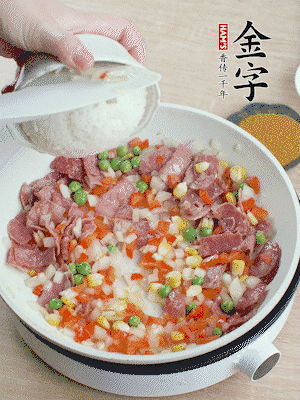 放米飯炒至顆粒分明。
