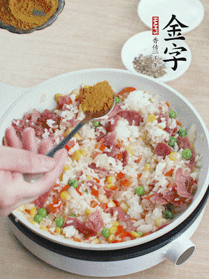 1勺咖喱粉、1/2勺鹽，少許黑胡椒碎炒均。