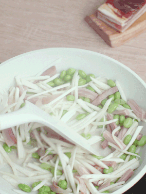 下茭白絲、青豆翻炒。