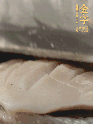 鮑魚用勺子撬出來，去掉內(nèi)臟和牙齒，加面粉、白醋、鹽、啤酒抓一下，清水洗凈，切花刀。