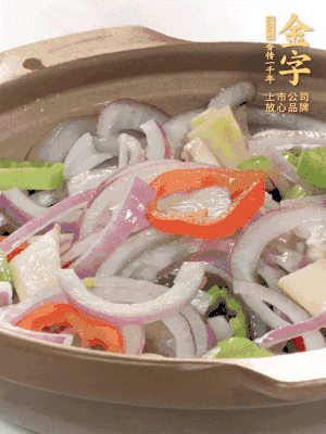 砂鍋底鋪上香菜，放上料頭，再放上焯過水的鮑魚殼。