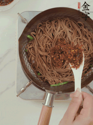 下蕎麥面，淋上少許醬油，加2勺金字火腿大師醬略翻炒即可。