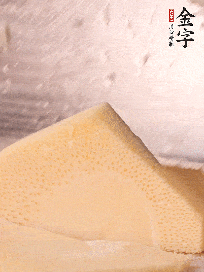 冬筍處理干凈，切滾刀塊，開水焯燙去除澀味