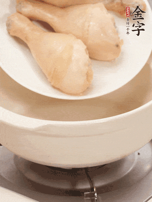 雞腿、火腿、干貝、蒜頭放入砂鍋內燉1小時