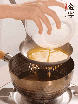 雞蛋過(guò)篩子倒入油鍋炸成蛋酥，瀝干油。
