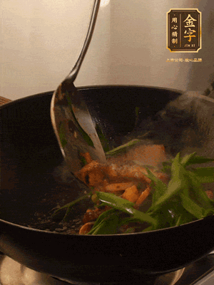 黃豆醬、鹽、糖調味，淋一圈花雕酒，蒜白先下，蒜葉后下