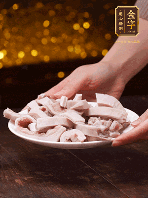 豬肚冷水下鍋，姜蔥料酒去腥，水開(kāi)煮5分鐘，撈出，切小塊。