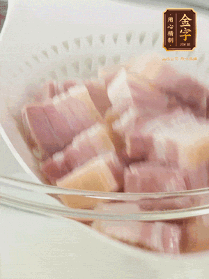 金字淡咸肉、排骨分別加料酒、蔥、姜冷水下鍋焯水，水開(kāi)撇去浮沫撈出。