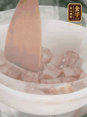 砂鍋內(nèi)咸肉微微煸出香味，再倒入開(kāi)水。放排骨滾開(kāi)后轉(zhuǎn)中小火篤30分鐘。（水盡量一次加足，以免中途加水沖淡鮮味。這一步是湯底濃白的關(guān)鍵）