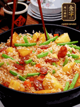 加水，沒過大部分食材。把瀝干水分的米飯均勻地鋪在上面，筷子戳幾個洞