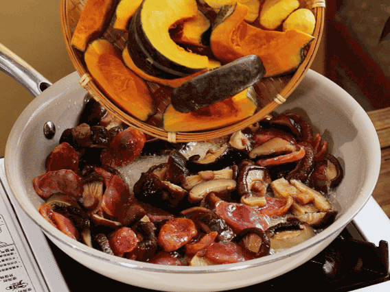 清洗好的大米放入電飯鍋，加裹滿醬汁的食材，再加剛好沒過食材的水，攪拌一下