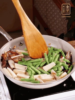 加少許生抽、蠔油、料酒、雞精調(diào)味，少許清水燜2分鐘，炒至豆角皺皮即可