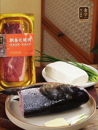 花鰱魚頭處理干凈（刮黑膜、除貼骨血、拔魚牙、剪魚鰭、刮凈魚肉表面雜質），從中間劈開成兩半，擦干水分