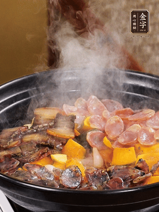 關火鋪上土香腸、梅干菜香腸、醬肉，加生抽、清水、黑胡椒粉調成的料汁，中火焗5分鐘