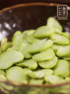 蠶豆去殼去皮，豆瓣掰成2瓣